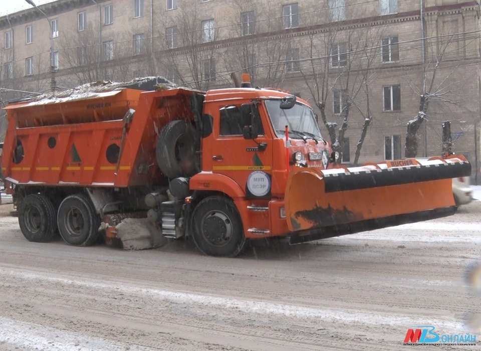 Дороги Волгограда расчищают с помощью снегоуборочных машин
